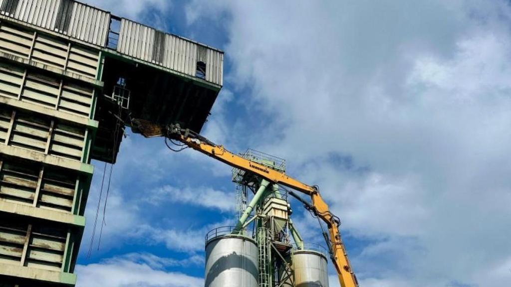 Desmontaje de una torre de carga de sólidos de Repsol en el puerto de A Coruña.