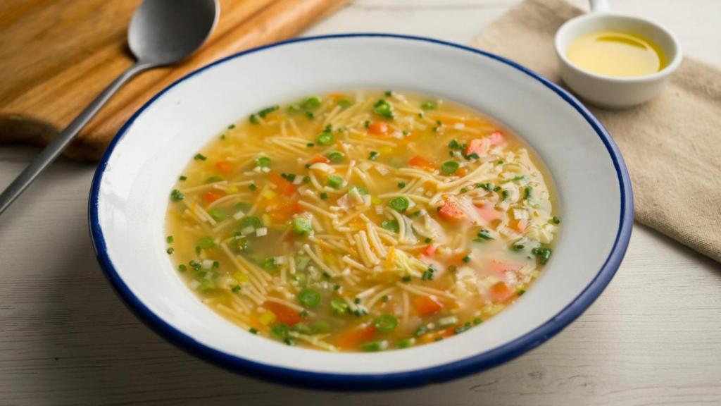 Sopa de verduras con fideos