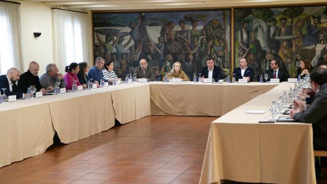Reunión del presidente de la Diputación, en el centro, con los alcaldes de los concellos coruñeses en el Pazo de Mariñán.