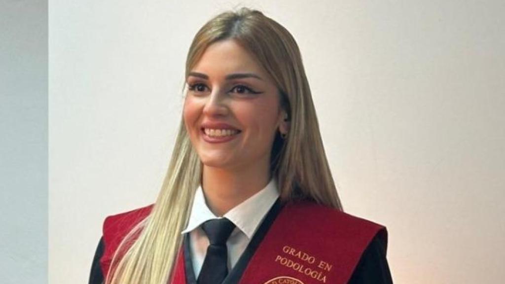 Patricia López, en la foto de su orla de su próxima graduación como titulada en Podología, junto al estado en el que quedó el Peugeot 207 que entró en sentido contrario por la Autovía del Noroeste el pasado sábado.