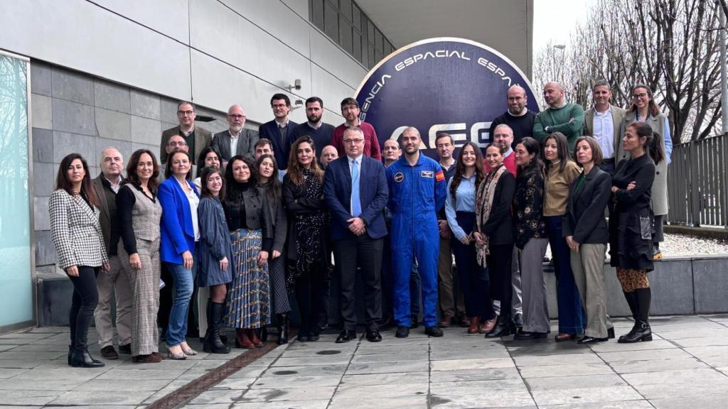 El astronauta Pablo González, junto al personal de la Agencia Espacial Española.