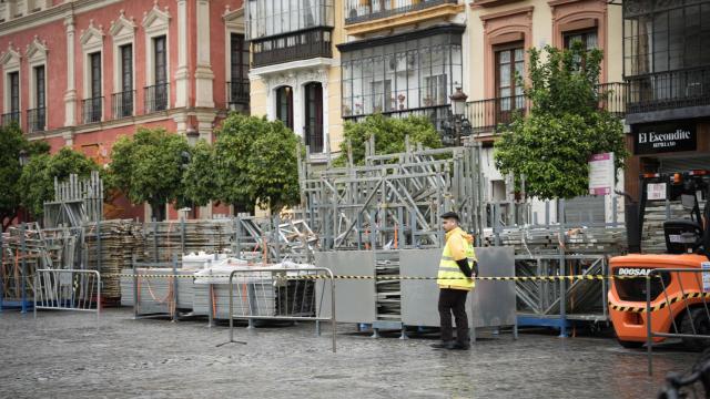 Las estructuras de los palcos de la Semana Santa, en la Plaza de San Francisco.
