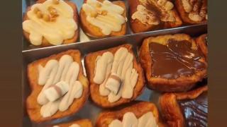 Algunas de las torrijas de la pastelería.