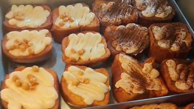 Algunas de las torrijas de la pastelería.