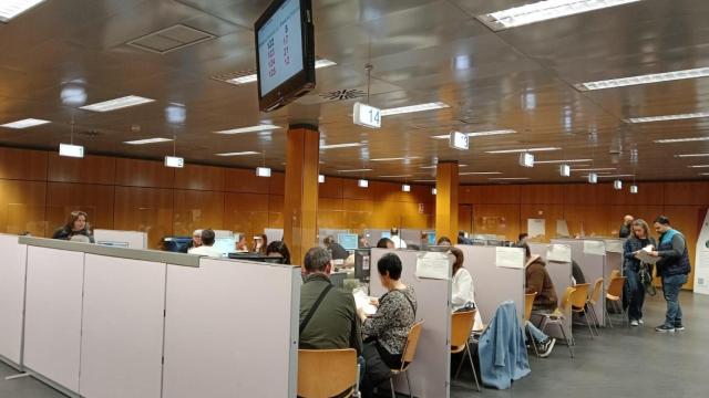 Contribuyentes realizando la declaración de la Renta.