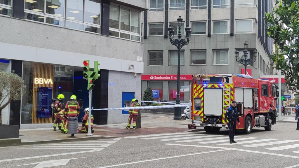Los bomberos de Vigo investigando el origen del humo que desprendía el suelo de la Rúa García Barbón