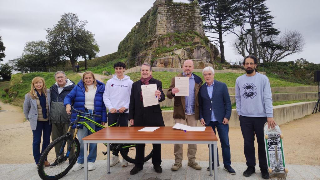 Abel Caballero junto a sus concejales y organizadores de O Marisquiño en la firma del convenio
