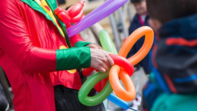 Así es el circo al aire libre que prepara la Fundación Igual Arte en esta calle de Vigo.