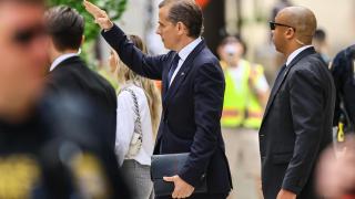 Хантер Бајден, син Џоа Бајдена, у пратњи агената Тајне службе у јуну 2024.