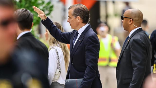 Hunter Biden, hijo de Joe Biden, escoltado por agentes del Servicio Secreto en junio de 2024.