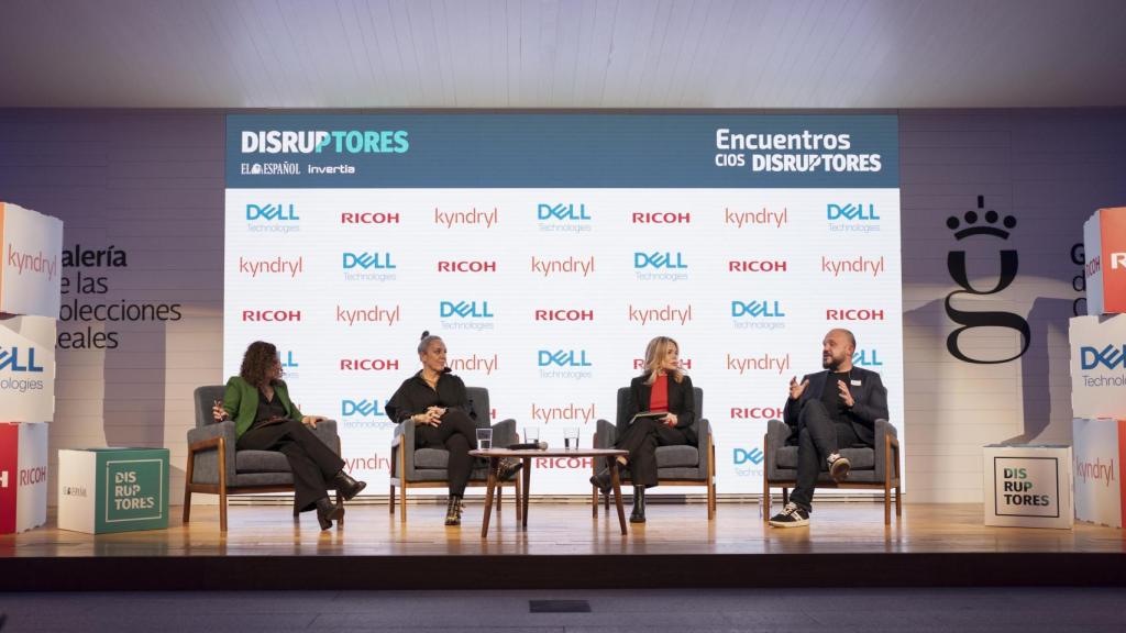De izquierda a derecha: Noelia Hernández, redactora jefa de DISRUPTORES; la experta en Ciberseguridad de RICOH, Mónica Sanyer;  la vicepresidenta de Ciberseguridad y Resiliencia de Kyndryl, Karen Gaines; y el responsable de Presales en la región de Iberia de Dell Technologies, Óscar Rivas.
