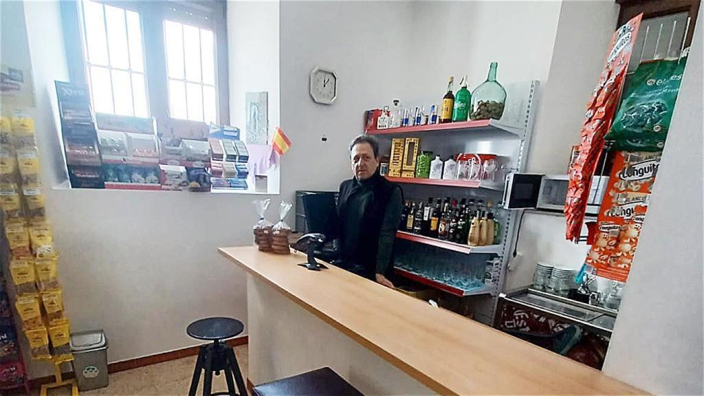 Anselmo en su negocio en San Pablo de la Moraleja