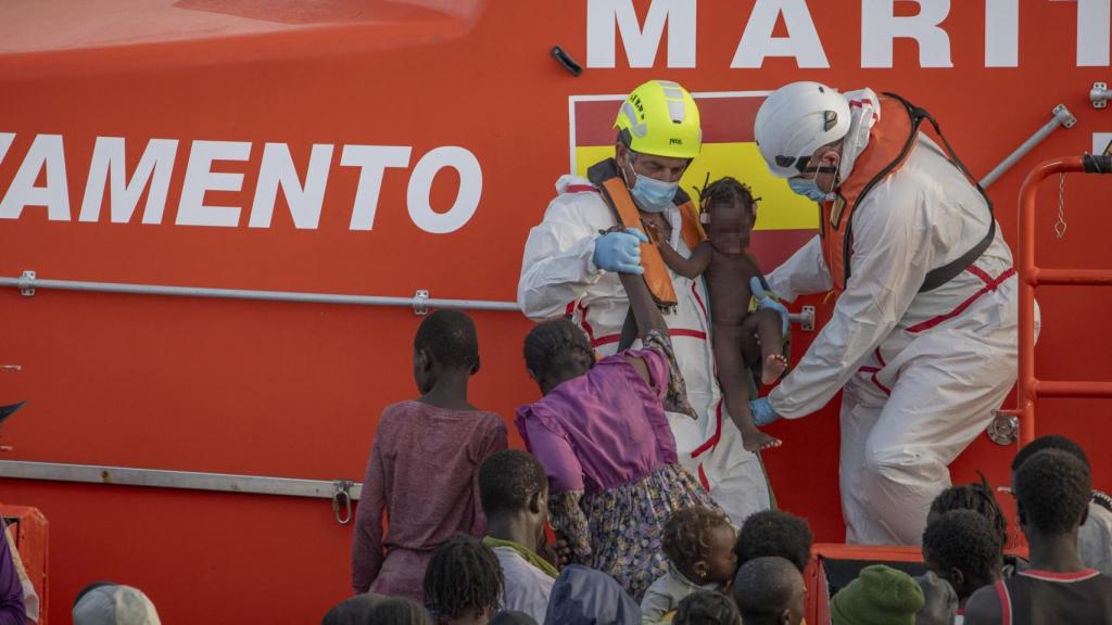 Salvamento Marítimo rescata a varios menores cerca del Puerto de la Restinga, en El Hierro, el pasado mes de noviembre.