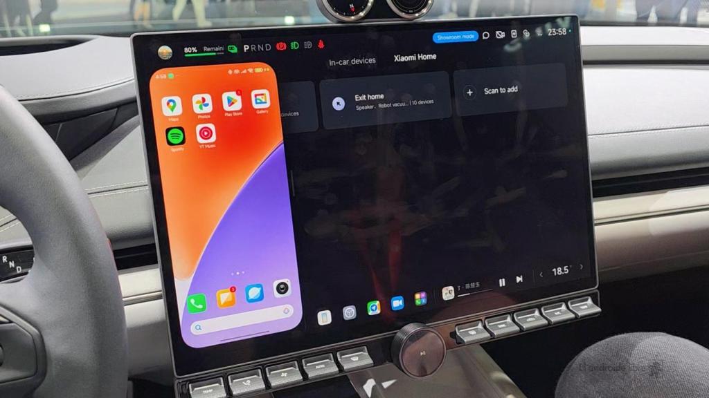 Móvil de Xiaomi en la pantalla del Xiaomi SU7