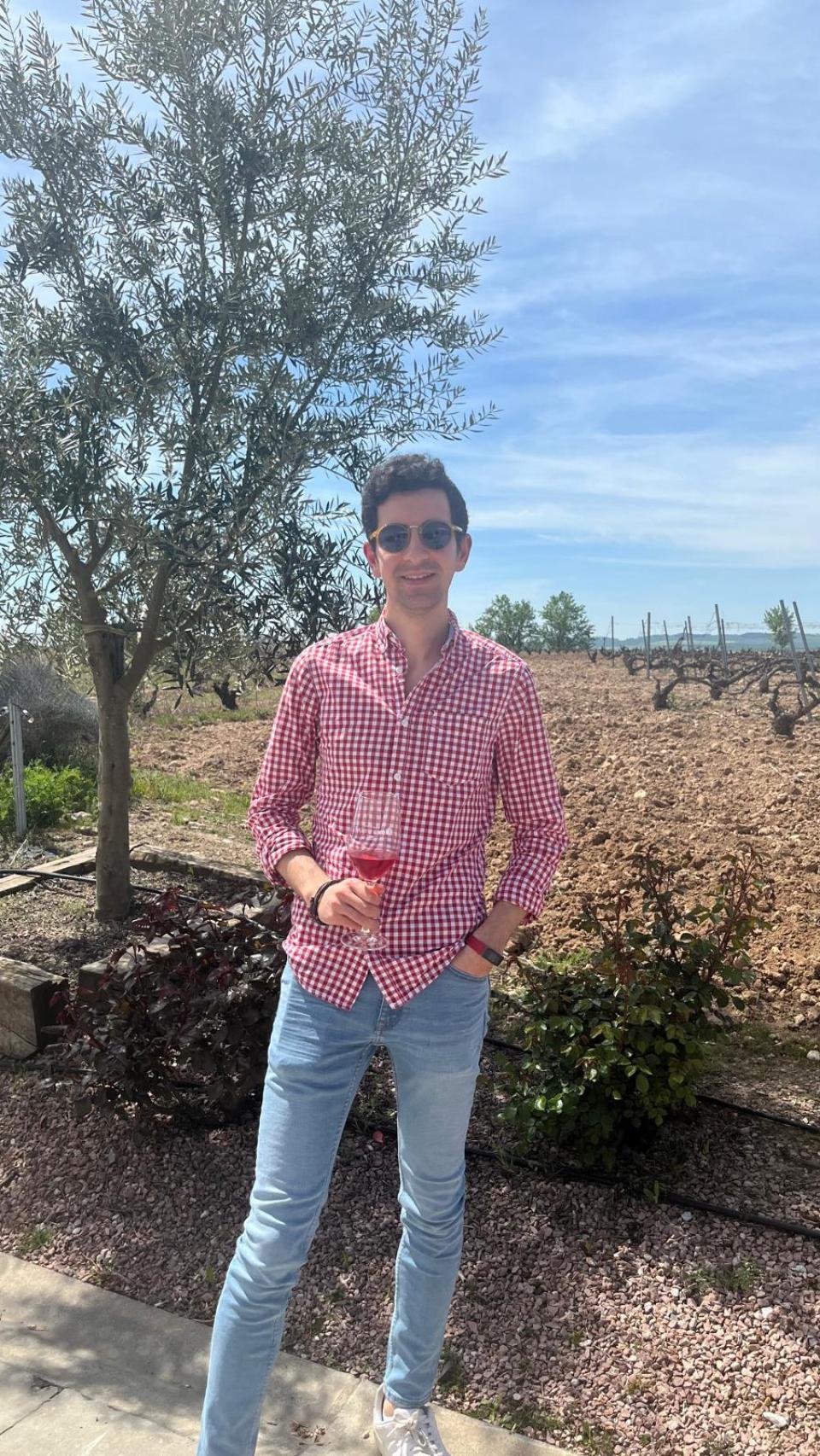 Adrián Navarro disfrutando de un buen vino
