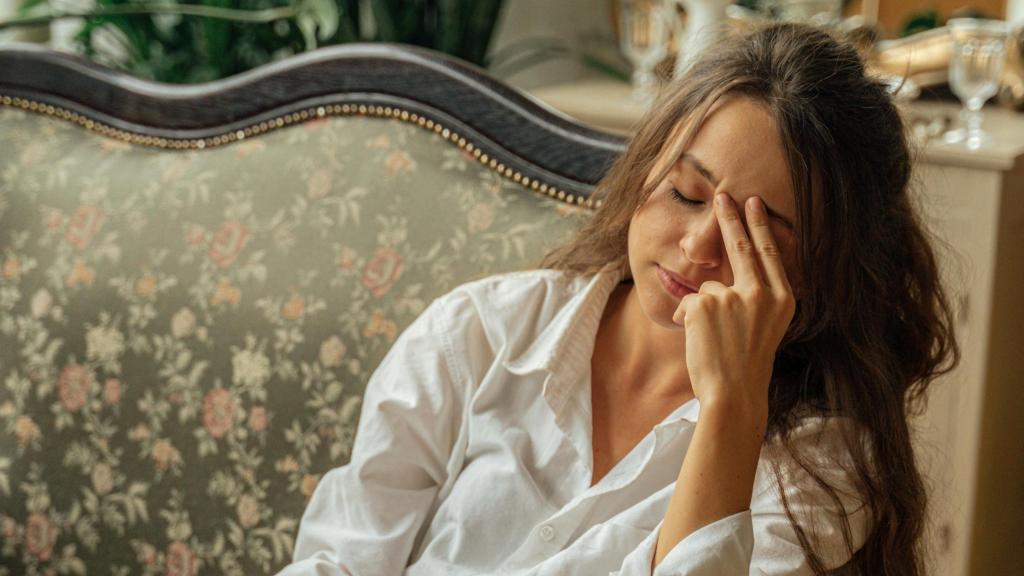 Mujer saturada e indecisa.