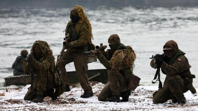 Soldados polacos participan en las maniobras de TUMAK-22 de la OTAN en Suwalki Gap, de gran importancia para proteger el flanco oriental de los aliados.