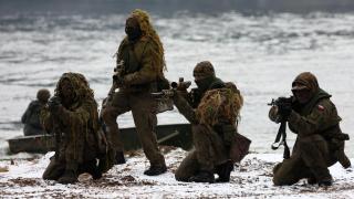 Soldados polacos participan en las maniobras de TUMAK-22 de la OTANen un área conocida como Suwalki Gap.