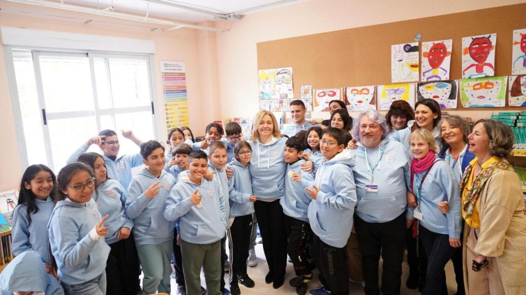 La vicealcaldesa y delegada de Seguridad y Emergencias, Inma Sanz, junto a los chavales de 'La Tribu del 12' durante su visita al colegio público El Madroño, en Puente de Vallecas.