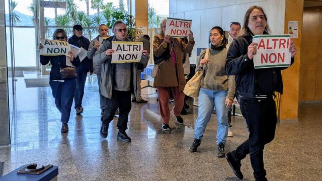 Grupo de ecologistas entrando en la sede de la Xunta en Vigo