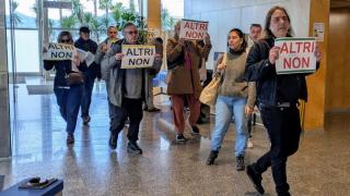 Grupo de ecologistas entrando en la sede de la Xunta en Vigo