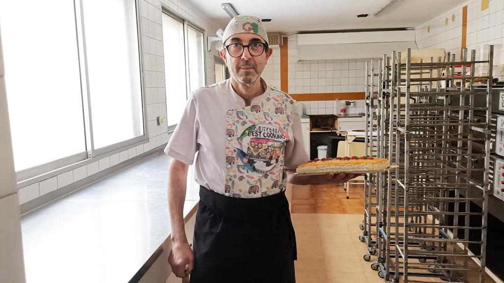 Juan José posando con una de sus elaboraciones