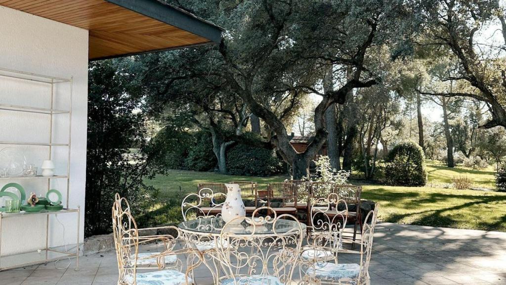 Mesa y sillas mercadillo.