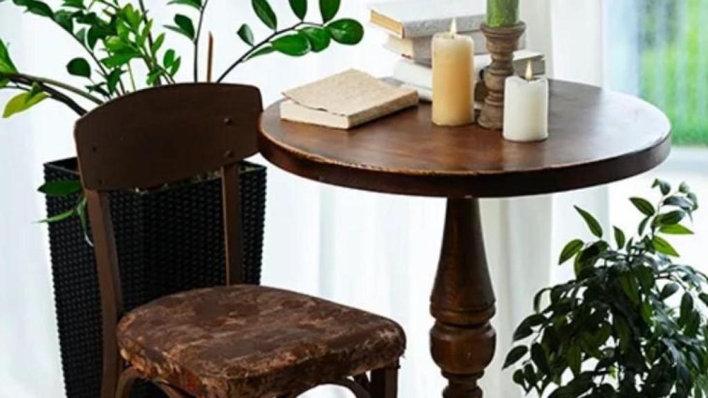 Mesa y sillas de un  mercadillo