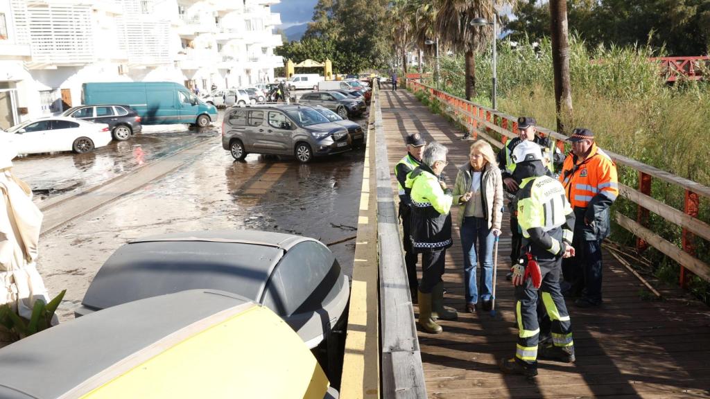 Angeles Muñoz y el equipo de protección civil en Marbella.