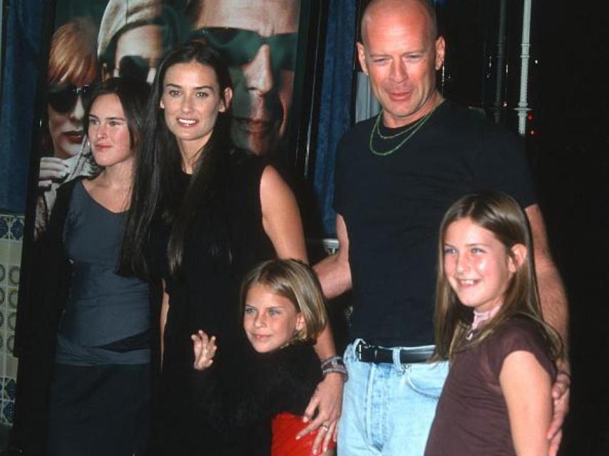 El actor junto a la que fuera su mujer y sus tres hijas.