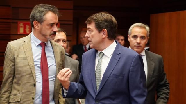 El portavoz de Vox, David Hierro, y el presidente de la Junta, Alfonso Fernández Mañueco, en un pleno de las Cortes de Castilla y León