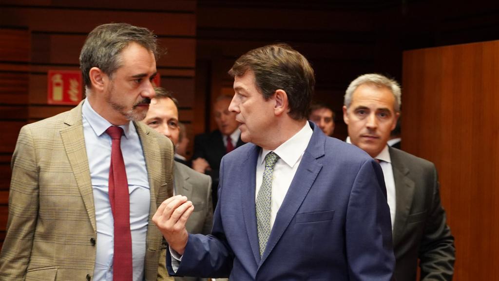 El portavoz de Vox, David Hierro, y el presidente de la Junta, Alfonso Fernández Mañueco, en un pleno de las Cortes de Castilla y León