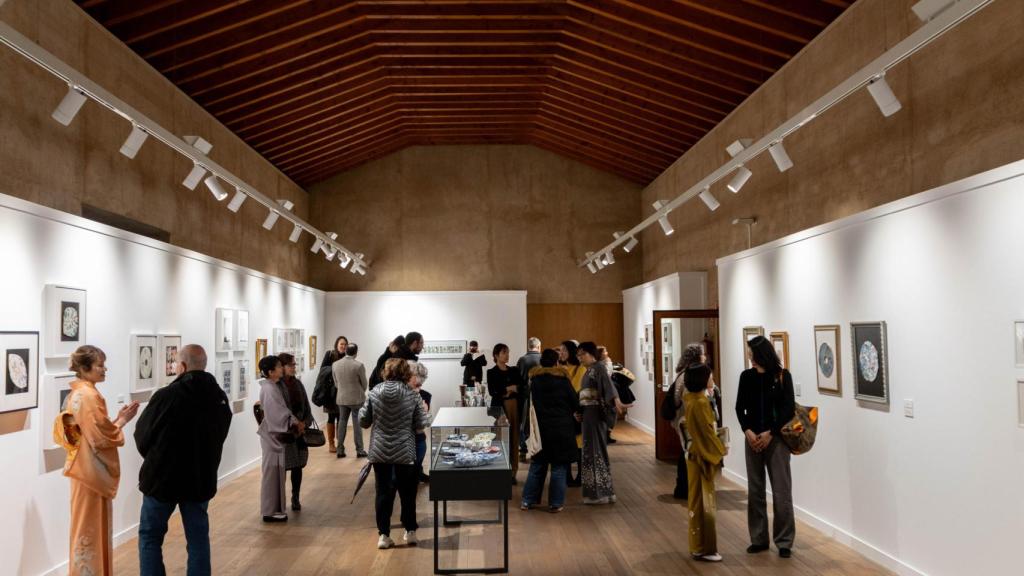Asistentes a la inauguración de la muestra 'Simbiosis entre Oriente y Occidente'