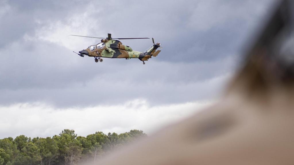 Un Tigre realiza ejercicios de entrenamiento en el cielo mientras otra unidad, aun en tierra, realiza las últimas comprobaciones antes de despegar
