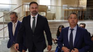 El líder de Vox, Santiago Abascal, y el exvicepresidente de la Generalitat Vicente Barrera, en Les Corts. Rober Solsona / Europa Press