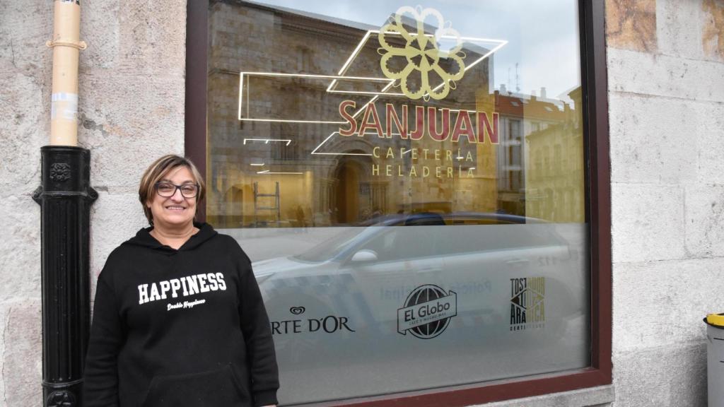 Emi Santos Peña, en la puerta de su cafetería