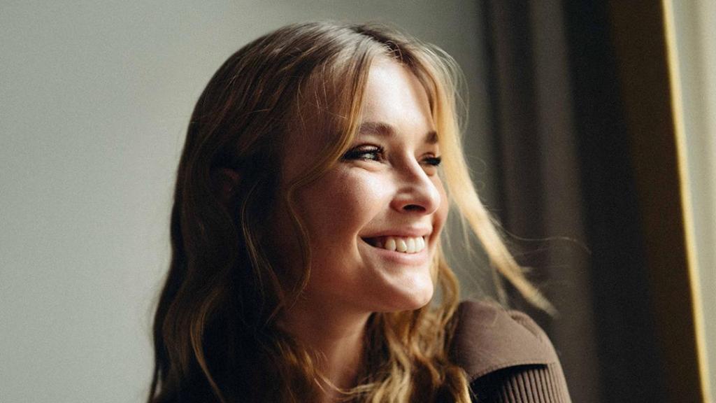 La actriz y modelo es conocida por participar en 'The Disappearance' y  'Emily en París', entre otras series.