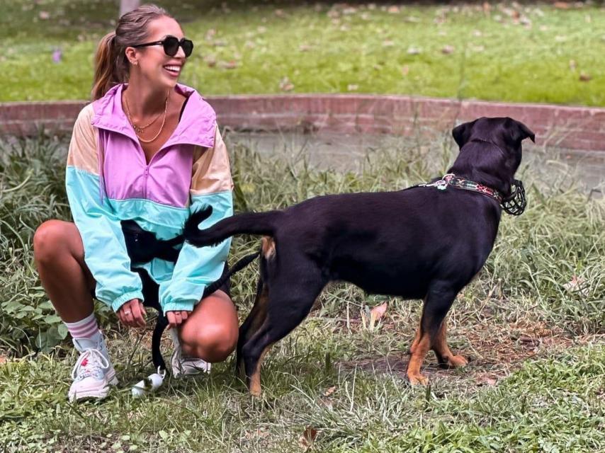 Paula, feliz, jugando con Bronca en una instantánea publicada en sus redes.