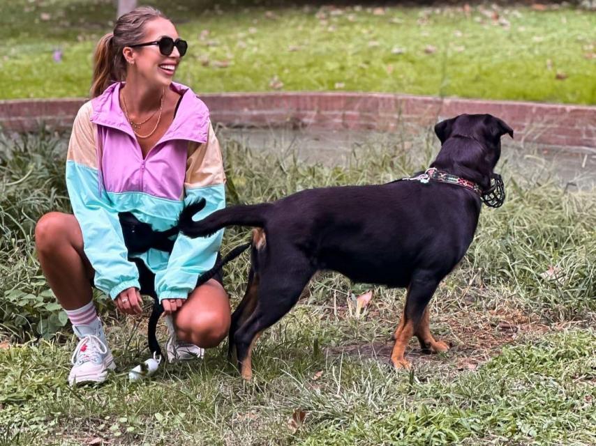Paula, feliz, jugando con Bronca en una instantánea publicada en sus redes.
