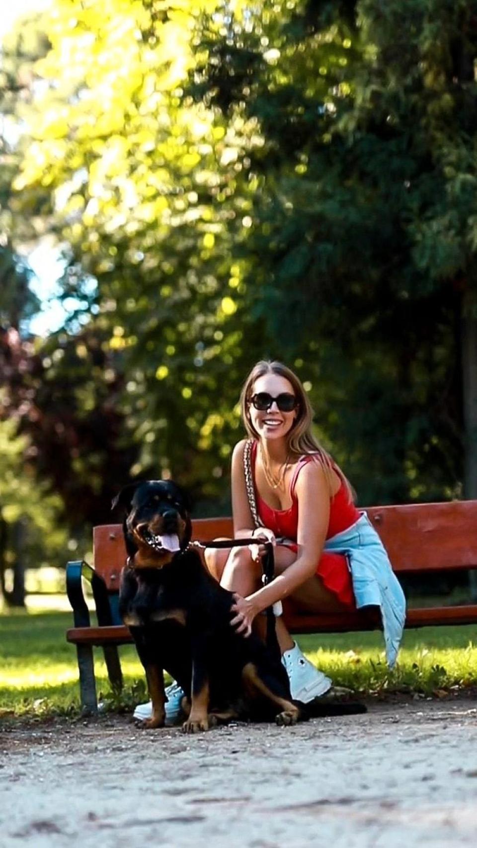 La expareja de Miguel Palomo Danko acariciando a Bronca.