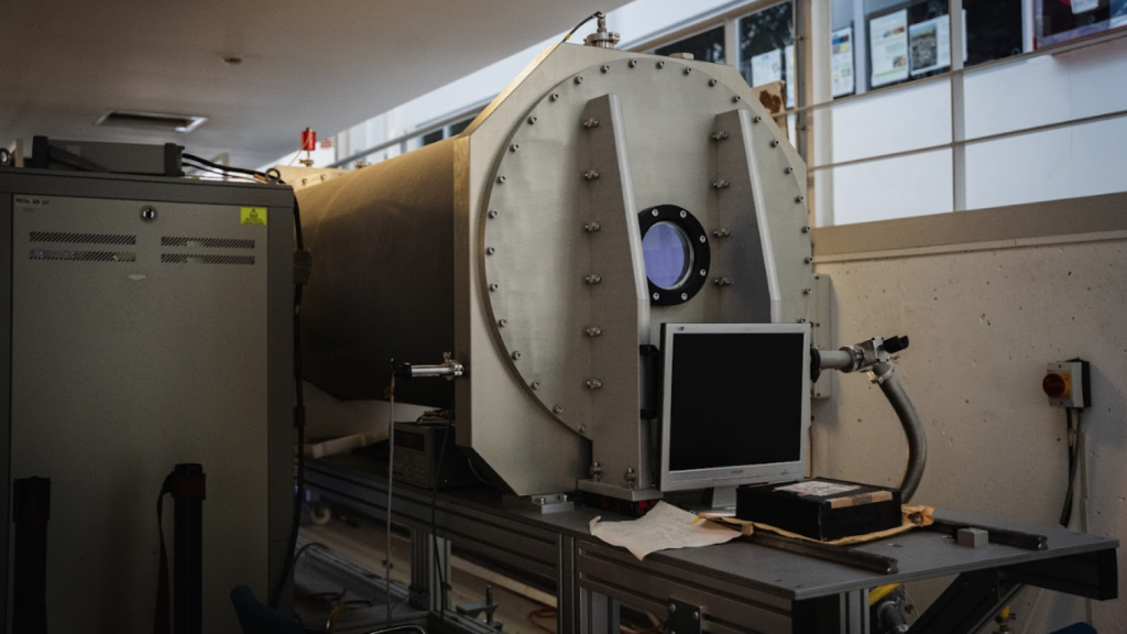 Túnel de viento marciano en el que se simula la velocidad y dirección del viento de Marte. Se emplea para calibrar los sensores de los instrumentos españoles REMS y MEDA que hay en el rover Curiosity (desde 2012) y en el Perseverance  (desde 2021) de NASA.