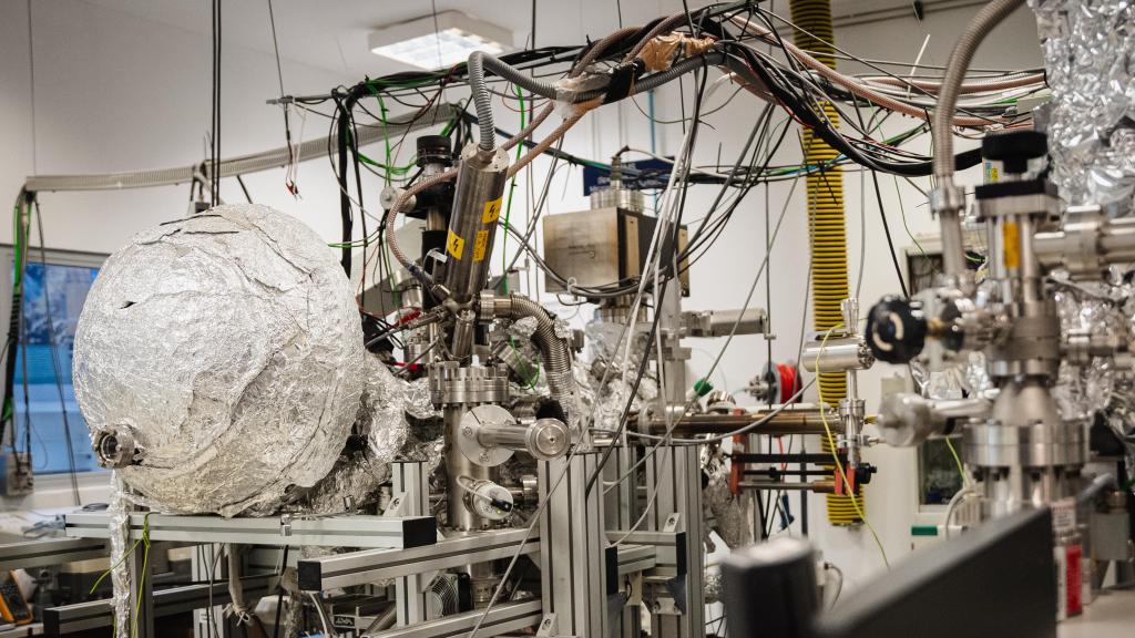 Equipo de XPS (espectroscopia de fotoelectrones de rayos X) para la caracterización química de superficies. Entre otros estudios, nos ayuda a entender procesos químicos relevantes en química prebiótica.