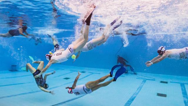 Un partido de rugby subacuático
