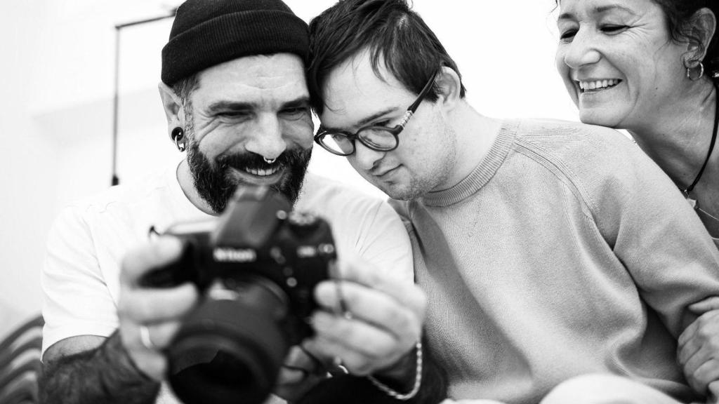 Ivan Carbonell, junto a un integrante del centro San Rafael y su cuidadora.