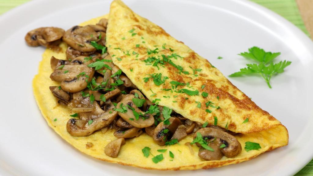 Una tortilla con champiñones.