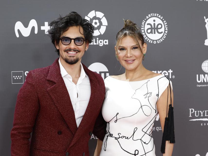 Ivonne Reyes y su hijo, Alejandro, en un acto público.