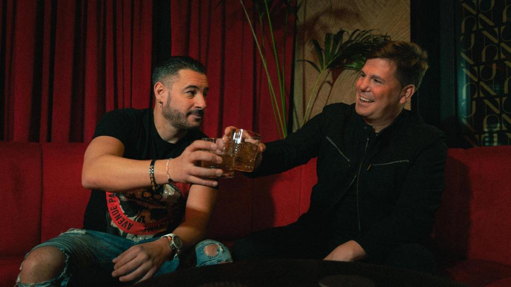 Andy y Lucas brindando.