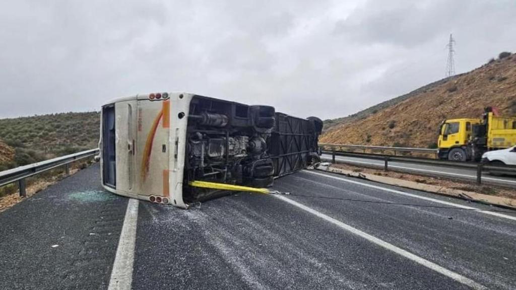 El autocar con pasajeros del Imserso, este martes, volcado sobre el asfalto de la A-7.
