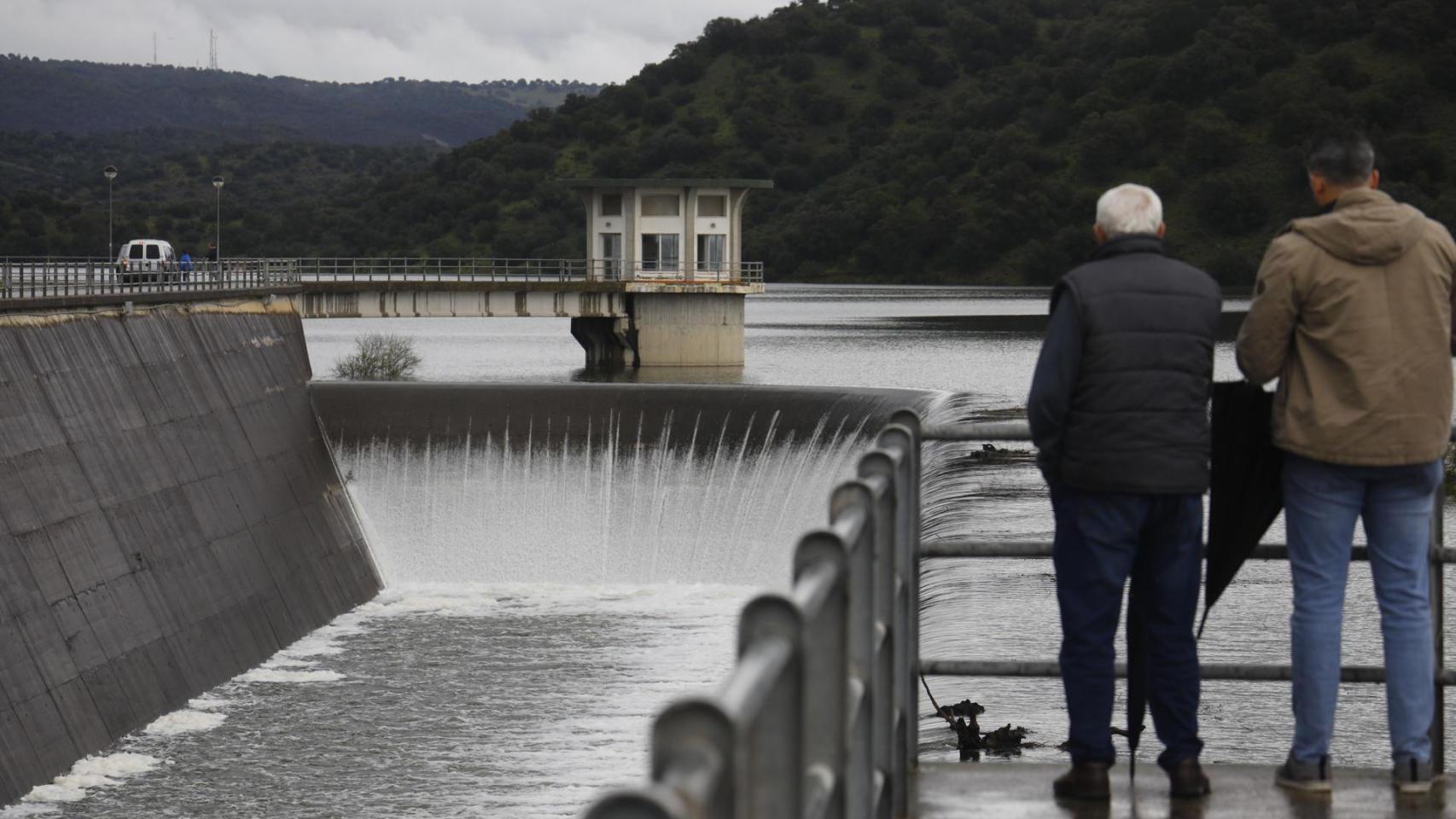 Unas personas observan el embalse de San Rafael de Navallana en Córdoba.