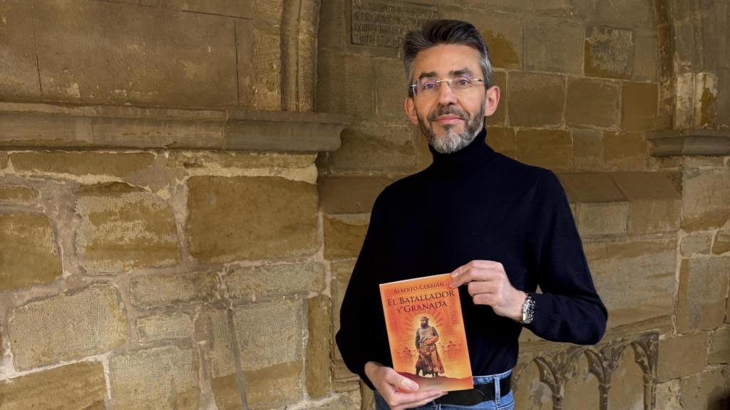 Alberto Cebrián,  en el claustro de la iglesia de San Pedro el Viejo de Huesca, junto al panteón real en el que descansan los restos de Alfonso el Batallador.
